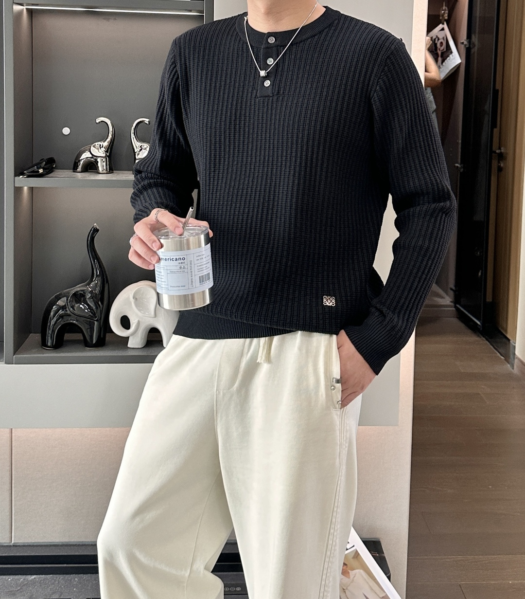 NO:610552,LOEWE Henry collar sweater is a model of 'luxury is hidden in the details'. The black background is mixed with a fine plaid texture, which is like rubbing the autumn sunshine into the stitches; the pit knitting is soft and boney, and the skin is warm and waxy like cashmere. The Henry collar design with three buttons on the neck is a sense of exquisite proportion hidden in laziness~  The fit is not cramped, and it can be worn with trousers for a low-key and sophisticated look for commuting, or with jeans for a relaxed and casual look on the weekends; the mini brand logo on the hem is a low-key tone that only knowledgeable people can get ~ The 'universal match' in the autumn and winter wardrobe, you don't have to worry about matching it, just put it on and it will look effortlessly high-end. Sizes m-xxxl,, loewe, alexander wang19860909LOEWE亨利领针织衫,是“高级感藏在细节里”的典范 黑底色混着细密格纹肌理,像把秋日阳光揉进了针脚里；坑条针织软而有骨,贴肤是羊绒般的暖糯,领口三颗纽扣的亨利领设计,是慵懒里藏的精致分寸感~ 合身不局促的版型,搭西裤是通勤的低调精致,配牛仔是周末的松弛随性；下摆那枚迷你品牌标识,是懂行人才会get的低调腔调~ 秋冬衣橱里的“万能搭子”,不用费心想搭配,套上就是毫不费力的高级感. 尺码m-xxxl,,loewe,alexander wang,Men's clothing