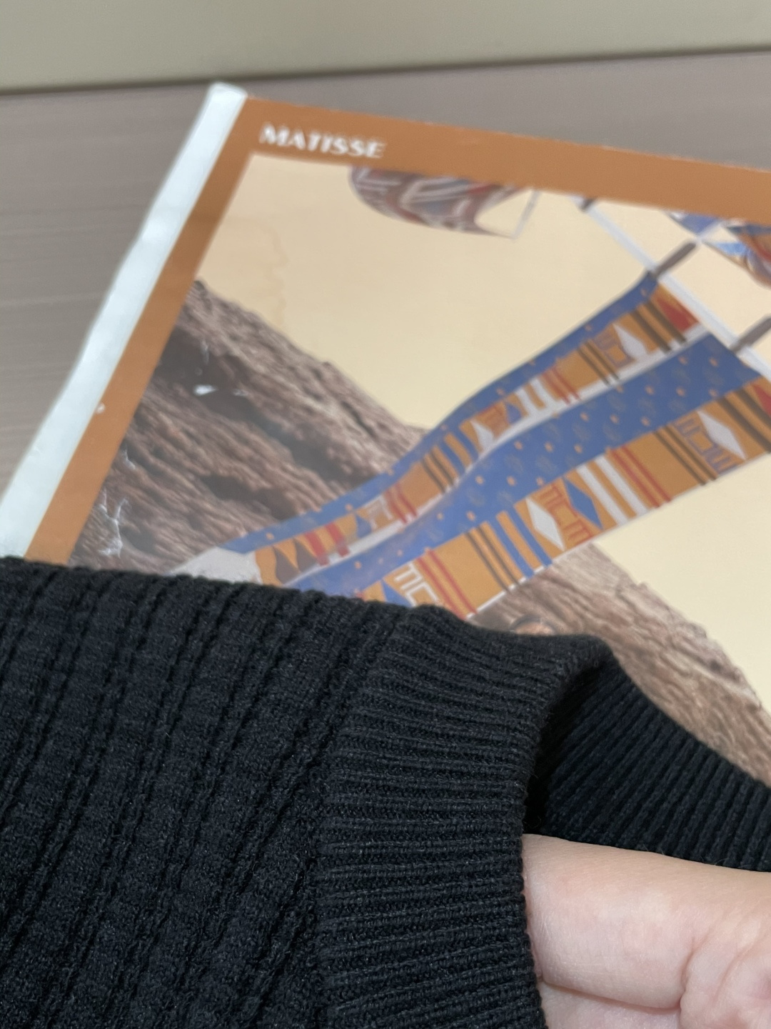 · LOEWE亨利领针织衫，是“高级感藏在细节里”的典范👇黑底色混着细密格纹肌理，像把秋日阳光揉进了针脚