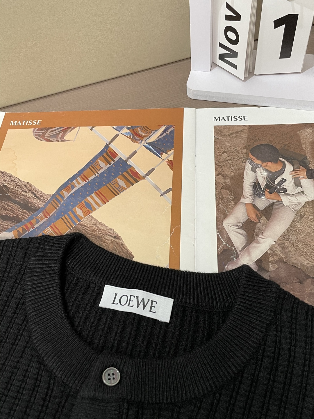 · LOEWE亨利领针织衫，是“高级感藏在细节里”的典范👇黑底色混着细密格纹肌理，像把秋日阳光揉进了针脚