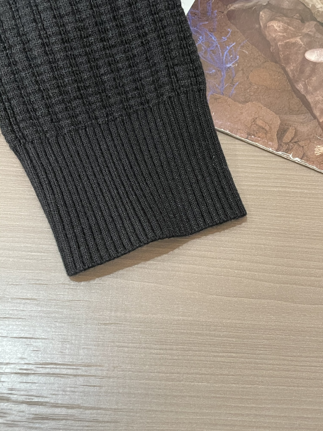 · LOEWE亨利领针织衫，是“高级感藏在细节里”的典范👇黑底色混着细密格纹肌理，像把秋日阳光揉进了针脚