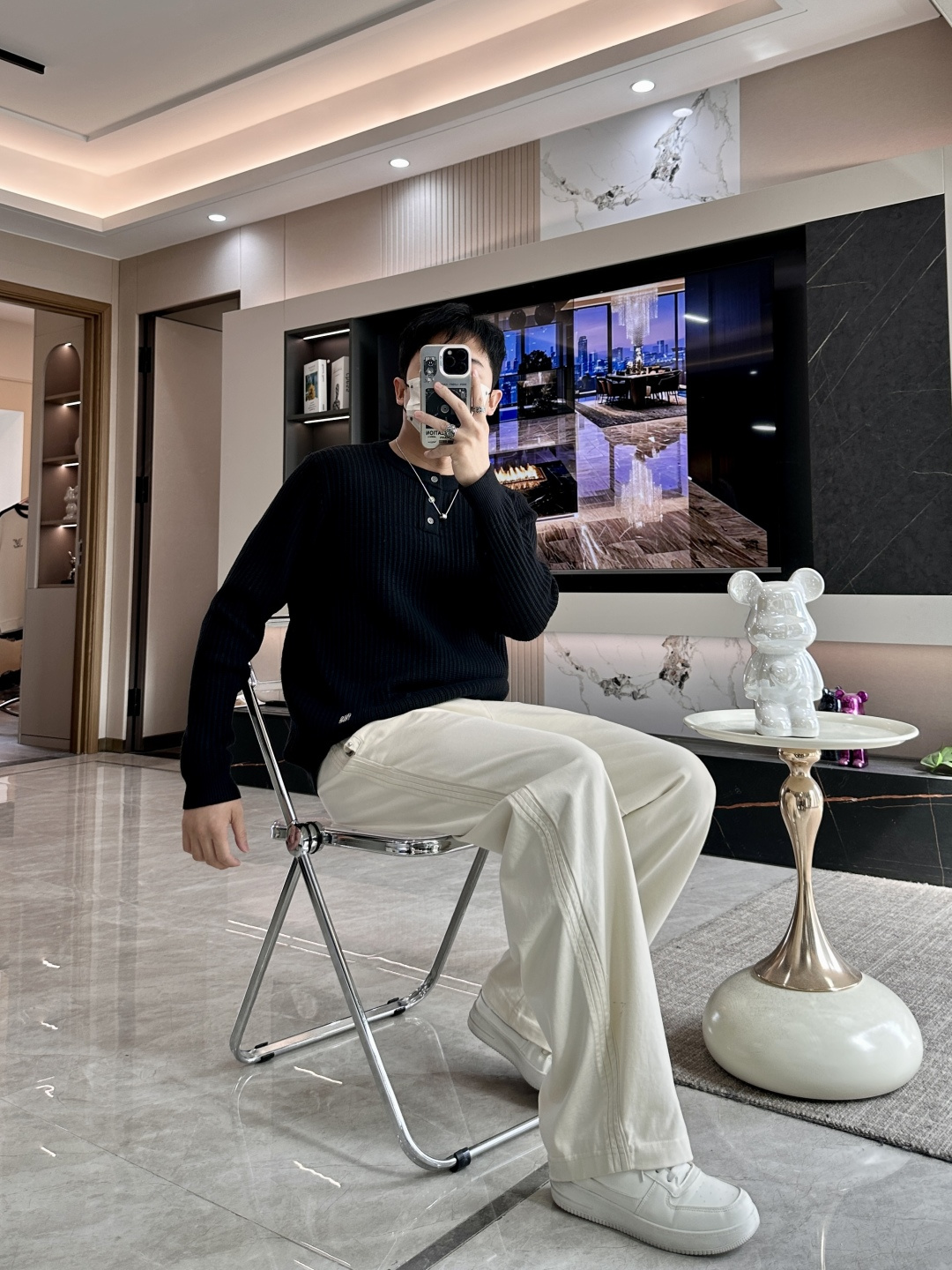 · LOEWE亨利领针织衫，是“高级感藏在细节里”的典范👇黑底色混着细密格纹肌理，像把秋日阳光揉进了针脚