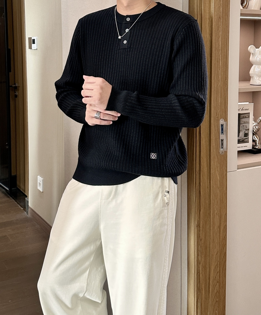 · LOEWE亨利领针织衫，是“高级感藏在细节里”的典范👇黑底色混着细密格纹肌理，像把秋日阳光揉进了针脚