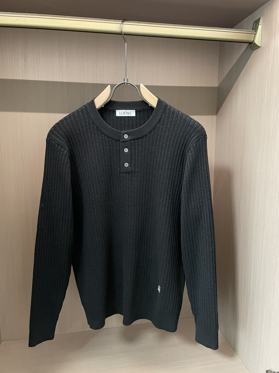 · LOEWE亨利领针织衫，是“高级感藏在细节里”的典范👇黑底色混着细密格纹肌理，像把秋日阳光揉进了针脚