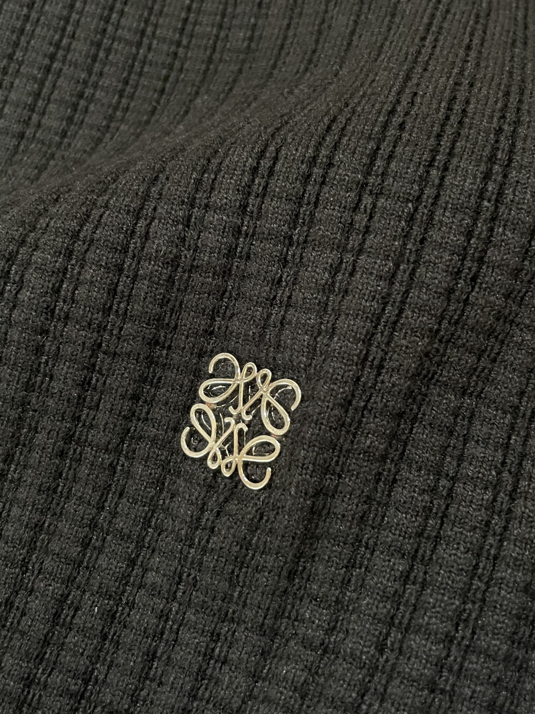 · LOEWE亨利领针织衫，是“高级感藏在细节里”的典范👇黑底色混着细密格纹肌理，像把秋日阳光揉进了针脚