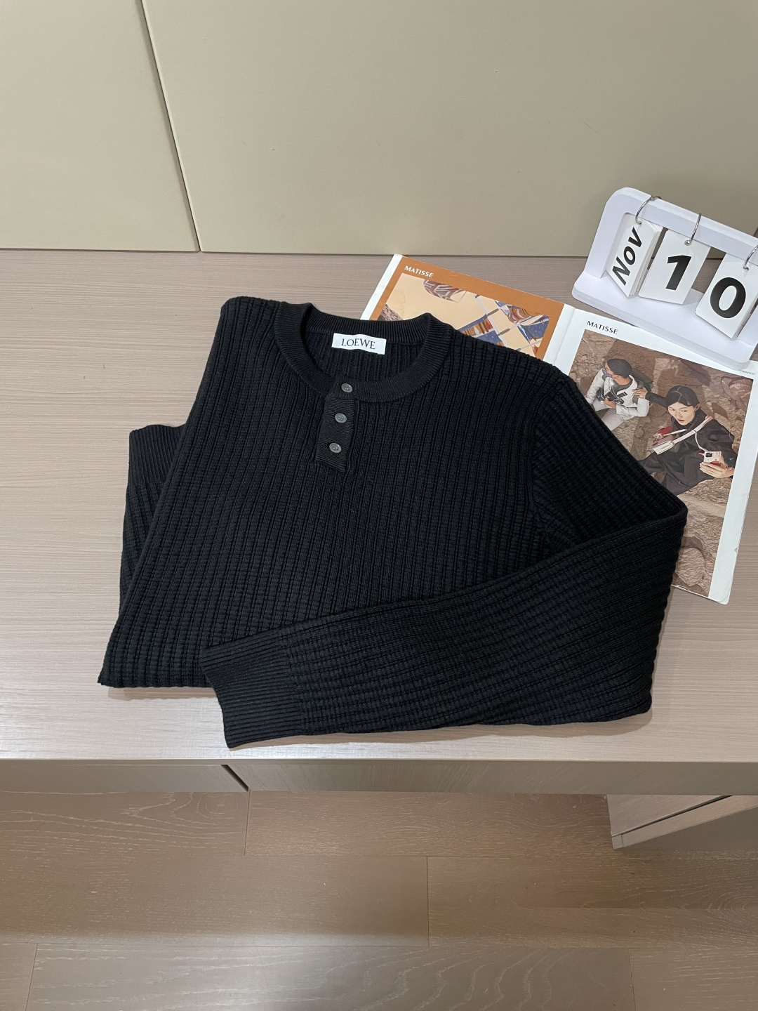 · LOEWE亨利领针织衫，是“高级感藏在细节里”的典范👇黑底色混着细密格纹肌理，像把秋日阳光揉进了针脚