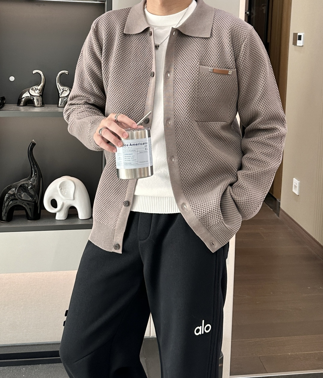 NO:610554,Loewe hot style 2025 autumn and winter, advanced customization, full of urban style, thickened cardigan sweater. Made of imported wool blended fabric, soft and delicate. Men's wardrobe is indispensable with basic models, which can be used to match various clothes anytime and anywhere to meet your daily needs. The design of the clothes is very simple, dear friends, hurry up and get it!  Size M-XXXL,,loewe,sweaters,alexander wang19860909Loewe 爆款 2025秋冬 高级定制 都市风十足 加厚款开衫毛衣. 采用进口羊毛混纺面料 柔软细腻 男人的衣柜都少不了基础款,随时随地都可以拿来搭配各种服饰 满足您日常生活需求 .衣服设计非常的简洁 , 亲们赶紧入手！ 尺码M-XXXL,,loewe,sweaters,alexander wang,Men's clothing