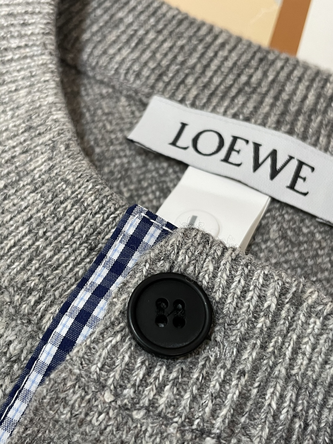 · Loewe 秋冬季毛衣！简约慵懒秋冬氛围感”低保和的色系 低调又耐看干净利落剪裁 搭配不同单品不违和