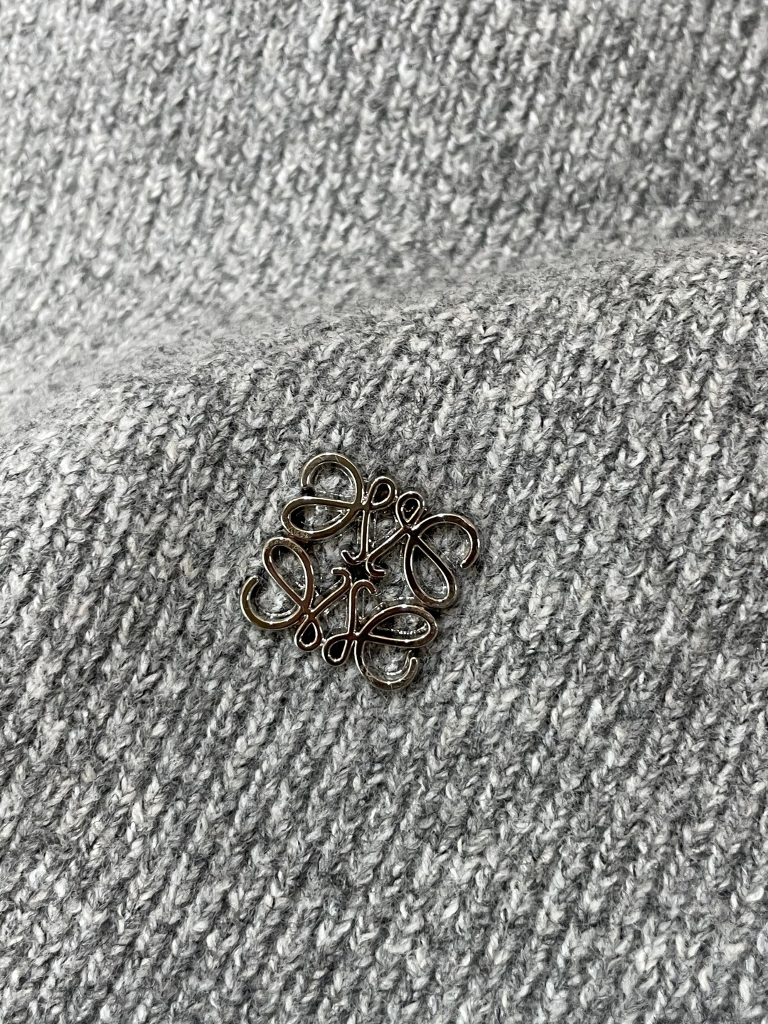 · Loewe 秋冬季毛衣！简约慵懒秋冬氛围感”低保和的色系 低调又耐看干净利落剪裁 搭配不同单品不违和