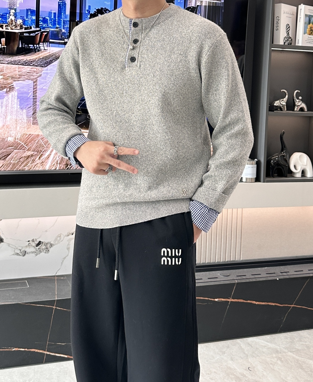 · Loewe 秋冬季毛衣！简约慵懒秋冬氛围感”低保和的色系 低调又耐看干净利落剪裁 搭配不同单品不违和