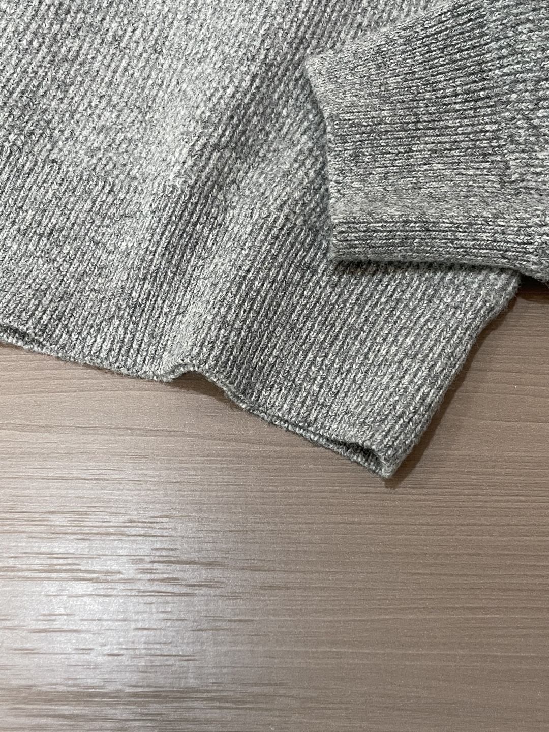 · Loewe 秋冬季毛衣！简约慵懒秋冬氛围感”低保和的色系 低调又耐看干净利落剪裁 搭配不同单品不违和