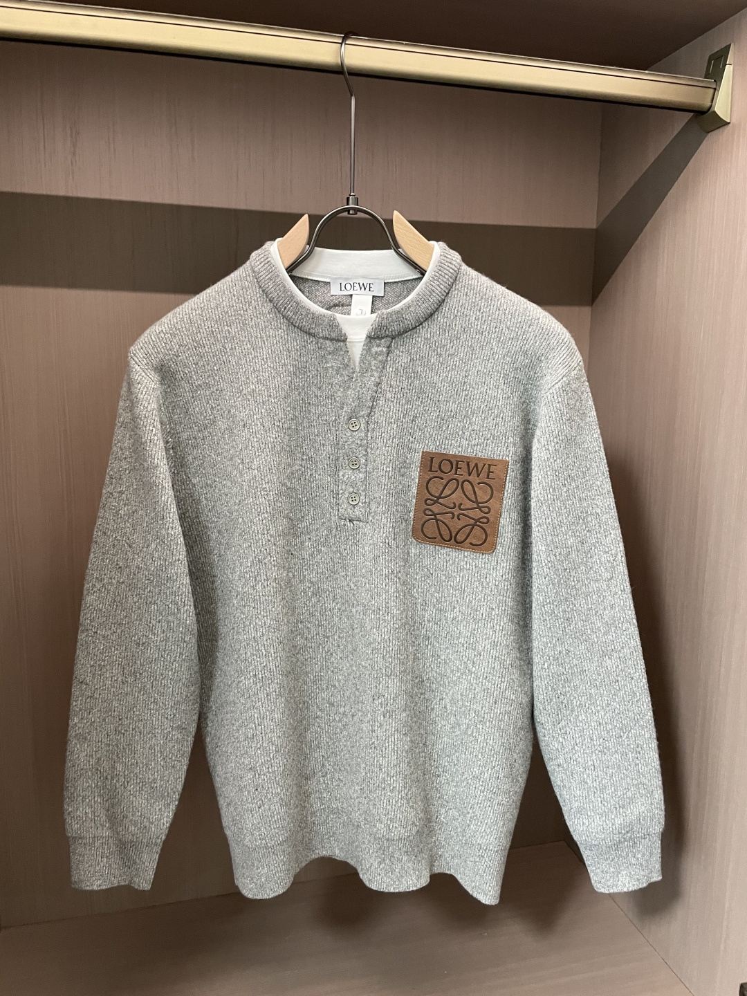 · Loewe 秋冬季毛衣！简约慵懒秋冬氛围感”低保和的色系 低调又耐看干净利落剪裁 搭配不同单品不违和