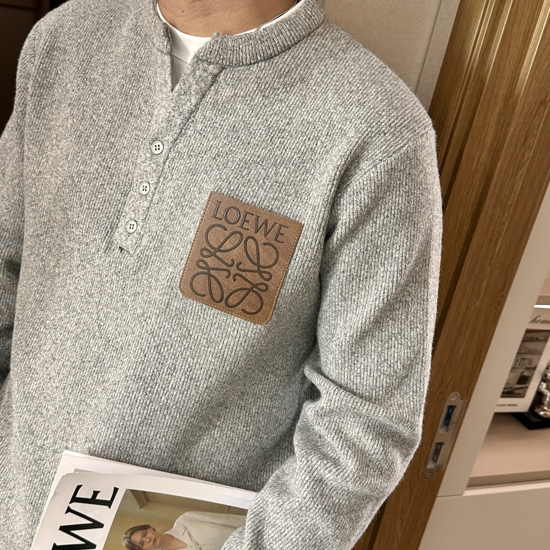 · Loewe 秋冬季毛衣！简约慵懒秋冬氛围感”低保和的色系 低调又耐看干净利落剪裁 搭配不同单品不违和
