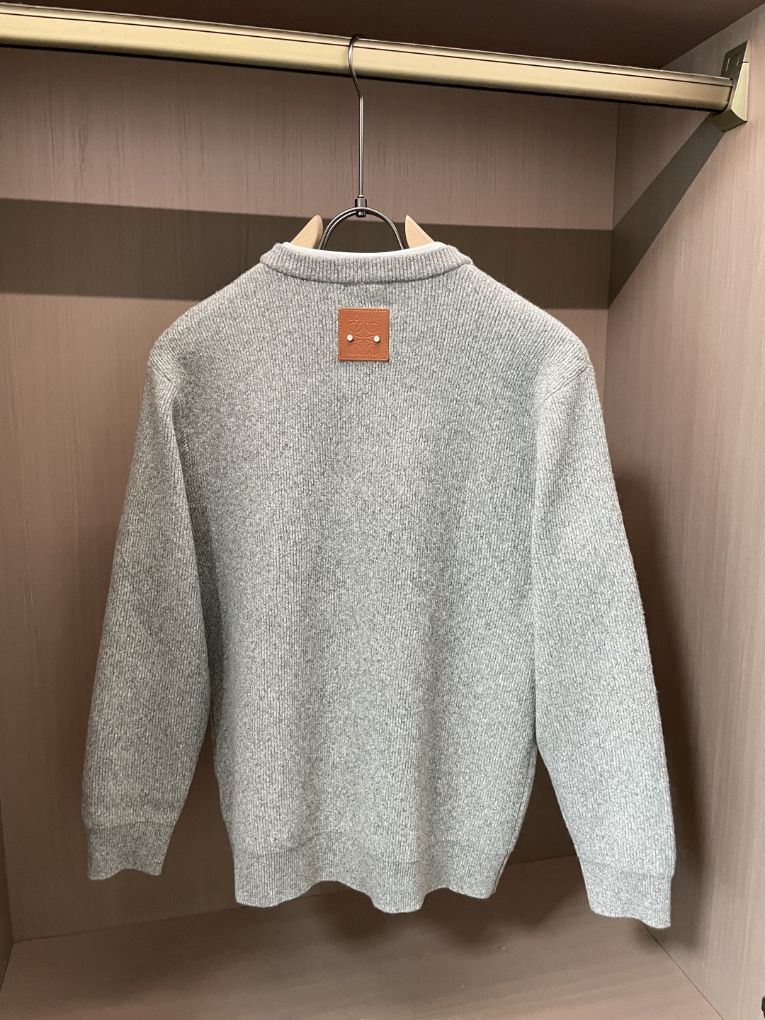 · Loewe 秋冬季毛衣！简约慵懒秋冬氛围感”低保和的色系 低调又耐看干净利落剪裁 搭配不同单品不违和