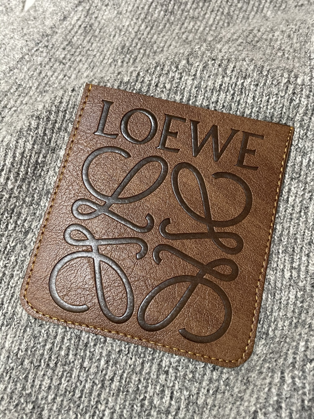 · Loewe 秋冬季毛衣！简约慵懒秋冬氛围感”低保和的色系 低调又耐看干净利落剪裁 搭配不同单品不违和
