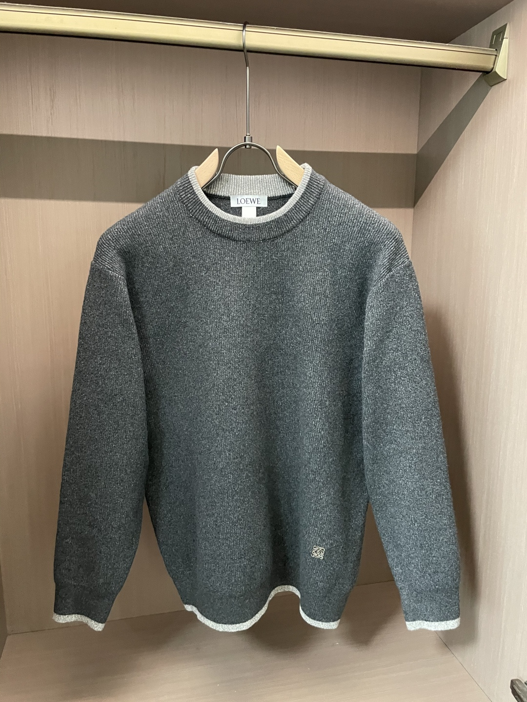 · Loewe 秋冬季毛衣！简约慵懒秋冬氛围感”低保和的色系 低调又耐看干净利落剪裁 搭配不同单品不违和