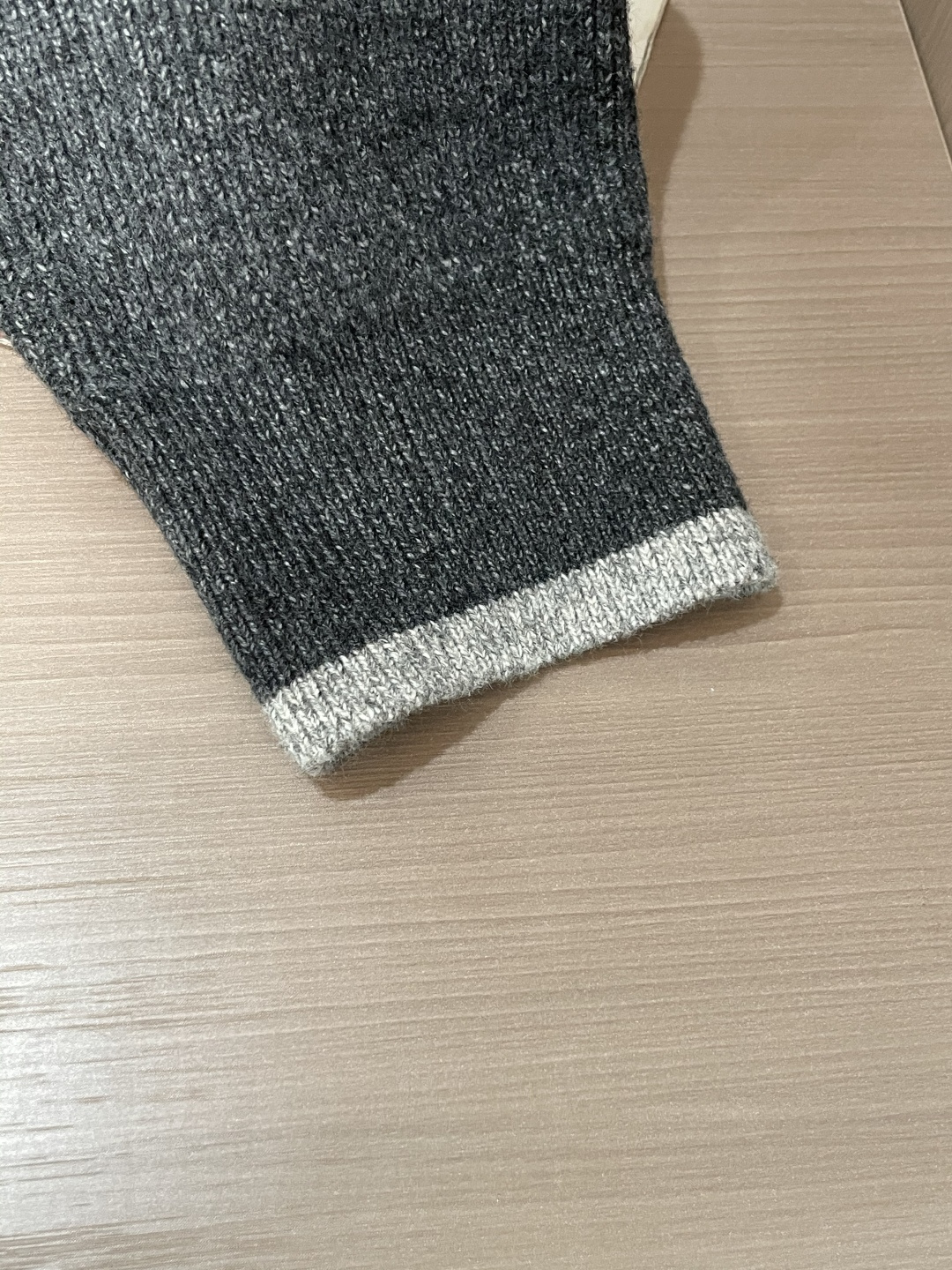 · Loewe 秋冬季毛衣！简约慵懒秋冬氛围感”低保和的色系 低调又耐看干净利落剪裁 搭配不同单品不违和