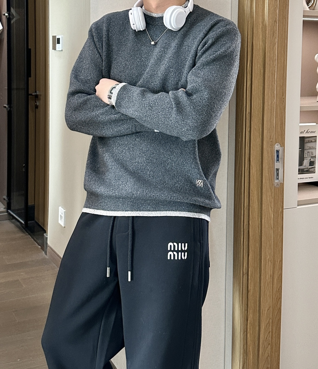 NO:610556,Loewe fall and winter sweaters!  'Simple and lazy autumn and winter atmosphere' low-key and harmonious colors, low-key and eye-catching, clean tailoring, matching different items without being inconsistent, eye-catching small embellishments, not boring, special crafts logo, low-key and distinctive, gentle autumn and winter wear, simple and lazy, don't be too much. Size M-XXXL,,loewe,sweaters,alexander wang19860909Loewe 秋冬季毛衣！简约慵懒秋冬氛围感” 低保和的色系 低调又耐看 干净利落剪裁 搭配不同单品不违和 亮眼小点缀不沉闷 特殊工艺logo 低调又极具标识 秋冬温柔穿搭 简约慵懒感不要太足. 码数M-XXXL,,loewe,sweaters,alexander wang,Men's clothing