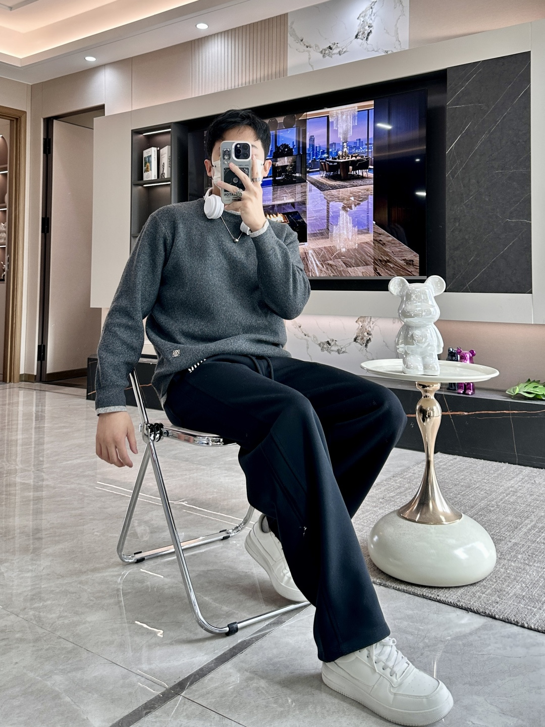 · Loewe 秋冬季毛衣！简约慵懒秋冬氛围感”低保和的色系 低调又耐看干净利落剪裁 搭配不同单品不违和