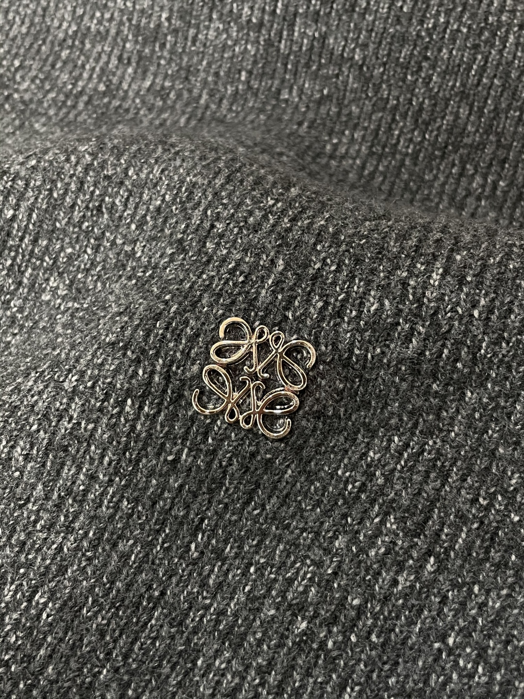 · Loewe 秋冬季毛衣！简约慵懒秋冬氛围感”低保和的色系 低调又耐看干净利落剪裁 搭配不同单品不违和