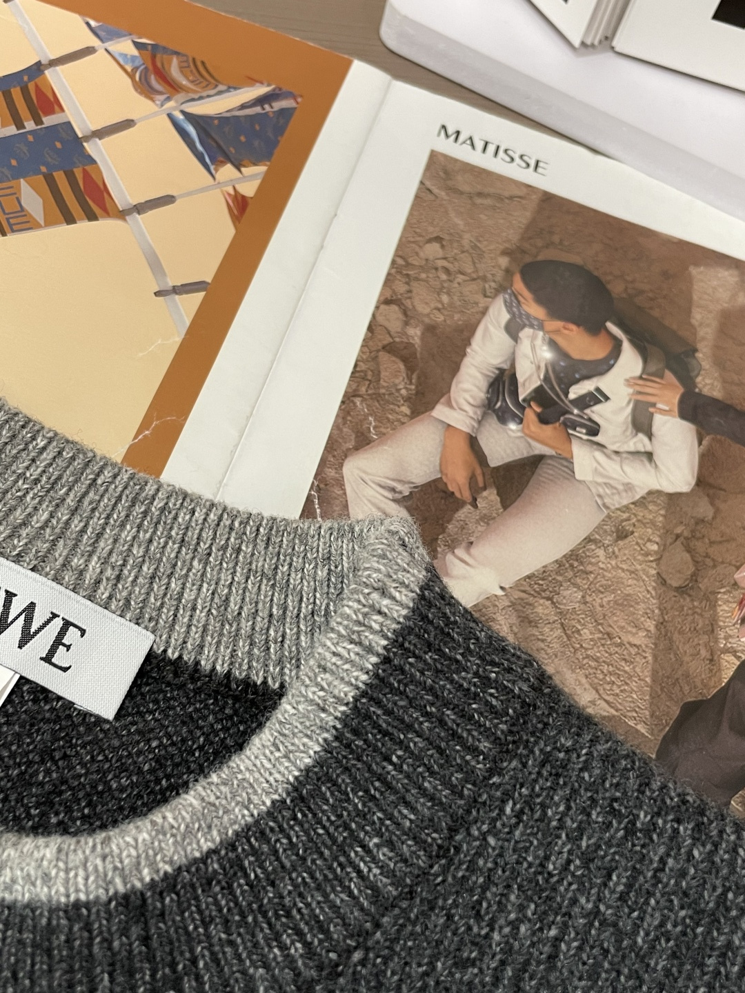 · Loewe 秋冬季毛衣！简约慵懒秋冬氛围感”低保和的色系 低调又耐看干净利落剪裁 搭配不同单品不违和