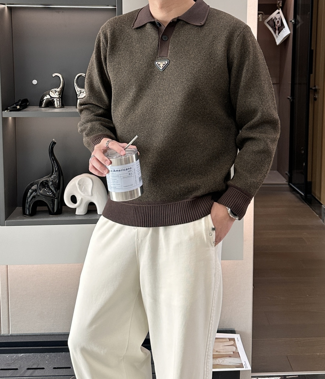 NO:610558,Prad 2025 Autumn and Winter, high-end customization, full of urban style, classic, simple and elegant lapel knitted sweater. Made of imported wool blended fabric, soft and delicate, a basic model is indispensable in men's wardrobe. It can be used to match various clothes anytime and anywhere to meet your daily needs. The design of the clothes is very simple, dear friends, hurry up and get it!  Size M-XXXL,,prada,sweaters,alexander wang19860909Prad 2025秋冬 高级定制 都市风十足 经典简约大气翻领针织毛衣. 采用进口羊毛混纺面料 柔软细腻 男人的衣柜都少不了基础款 随时随地都可以拿来搭配各种服饰 满足您日常生活需求 .衣服设计非常的简洁 , 亲们赶紧入手！ 尺码M-XXXL,,prada,sweaters,alexander wang,Men's clothing