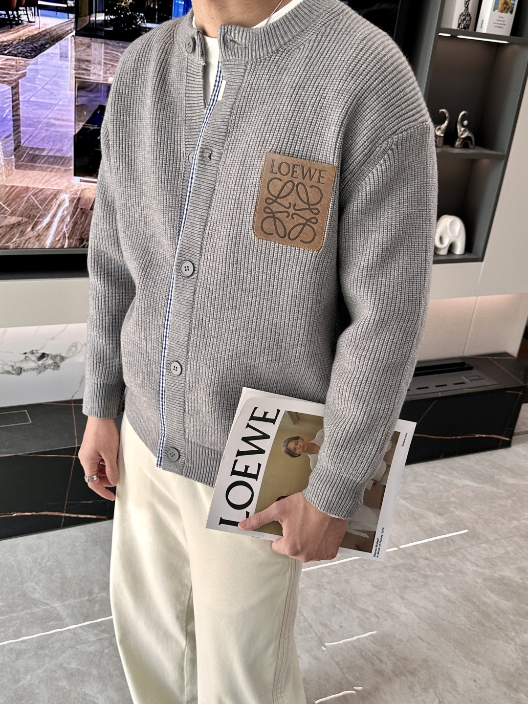 · Loewe 爆款 2025秋冬 高级定制 都市风十足 加厚款开衫毛衣。 采用进口羊毛混纺面料 柔软细