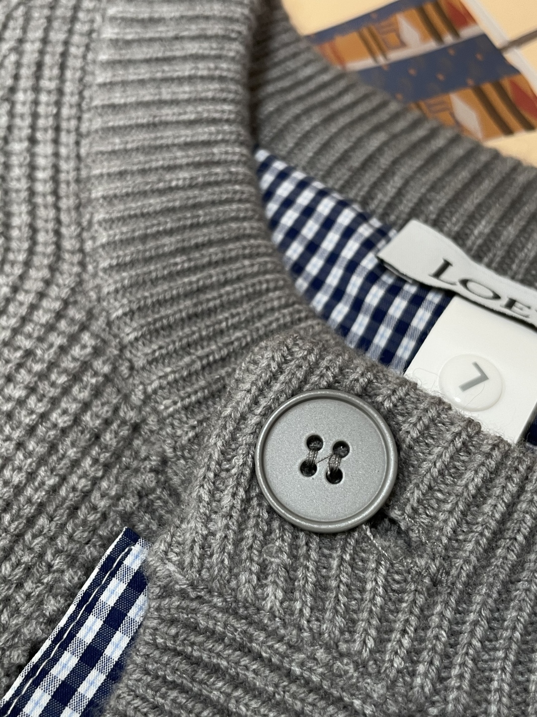 · Loewe 爆款 2025秋冬 高级定制 都市风十足 加厚款开衫毛衣。 采用进口羊毛混纺面料 柔软细