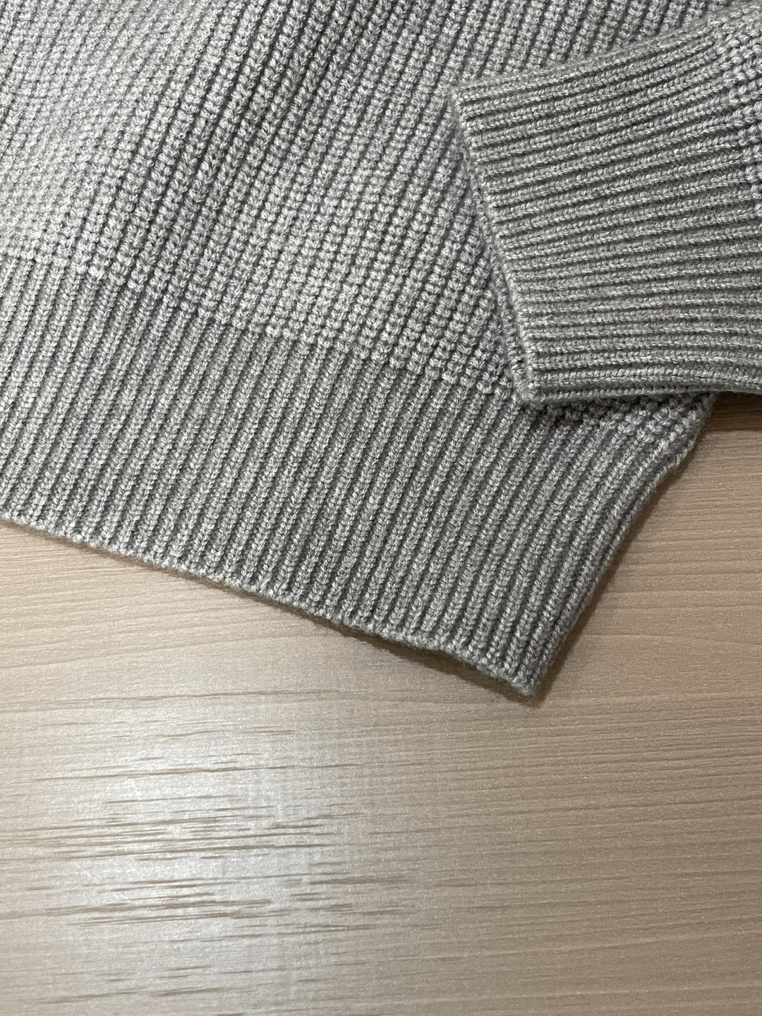 · Loewe 爆款 2025秋冬 高级定制 都市风十足 加厚款开衫毛衣。 采用进口羊毛混纺面料 柔软细