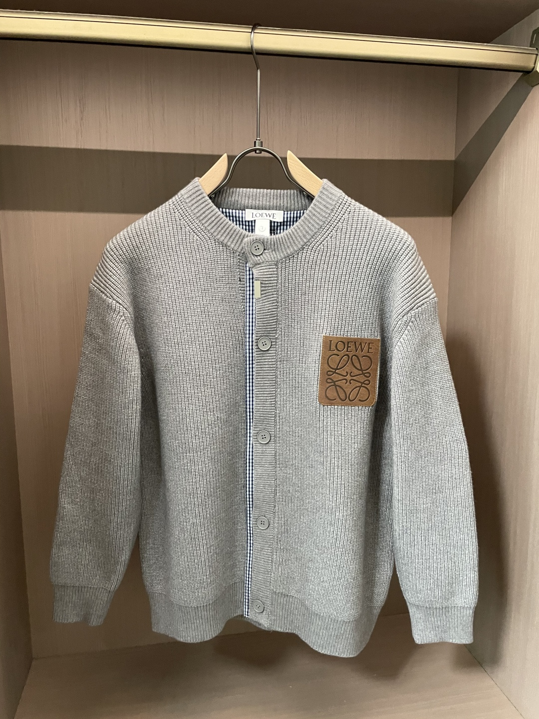 · Loewe 爆款 2025秋冬 高级定制 都市风十足 加厚款开衫毛衣。 采用进口羊毛混纺面料 柔软细