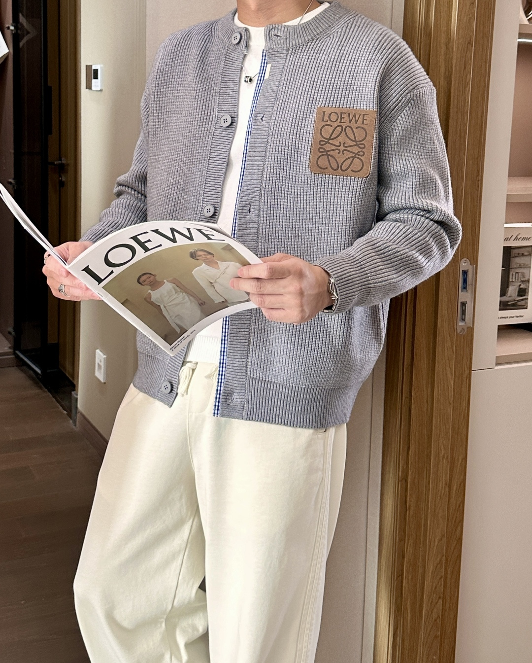 · Loewe 爆款 2025秋冬 高级定制 都市风十足 加厚款开衫毛衣。 采用进口羊毛混纺面料 柔软细