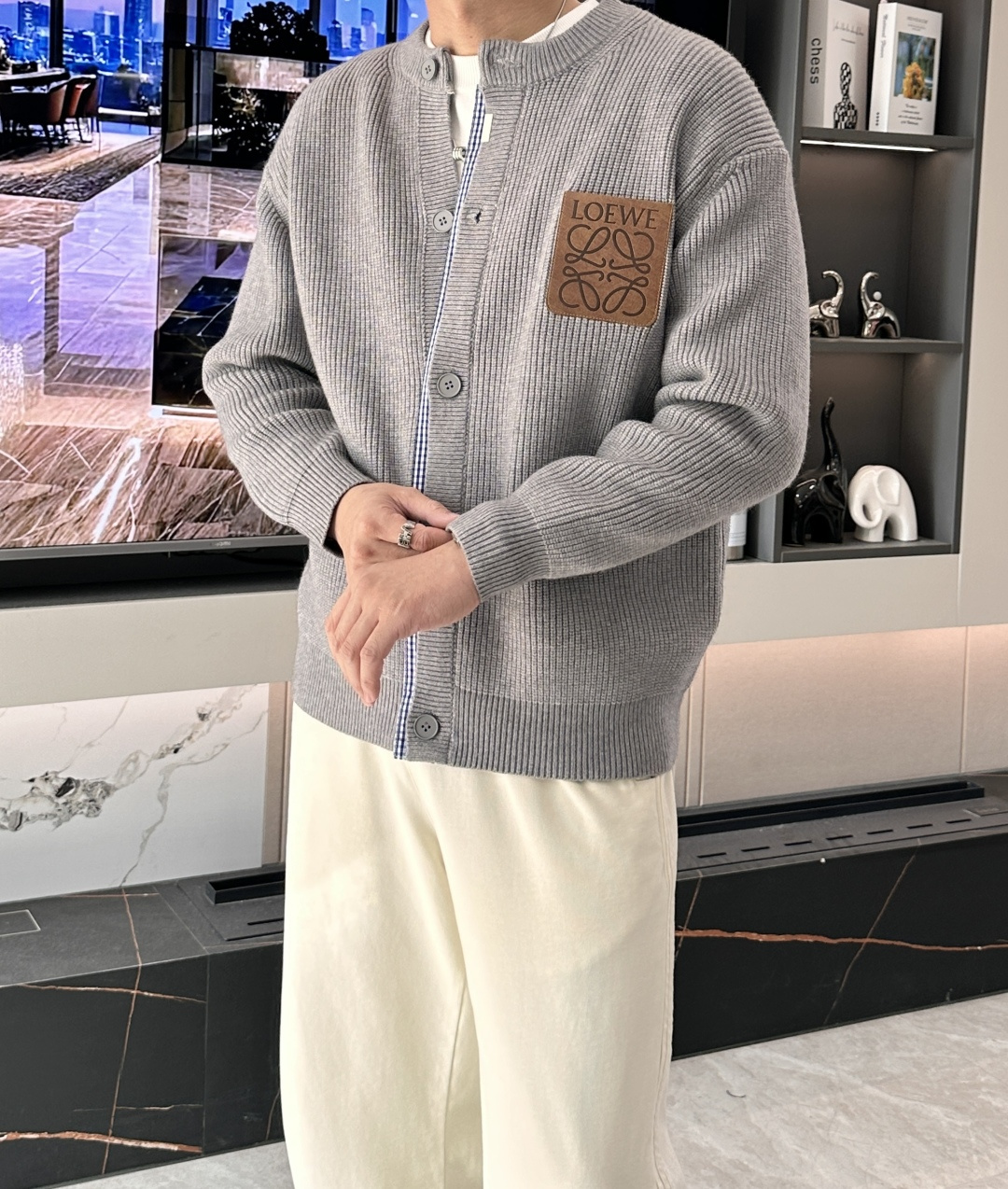 · Loewe 爆款 2025秋冬 高级定制 都市风十足 加厚款开衫毛衣。 采用进口羊毛混纺面料 柔软细