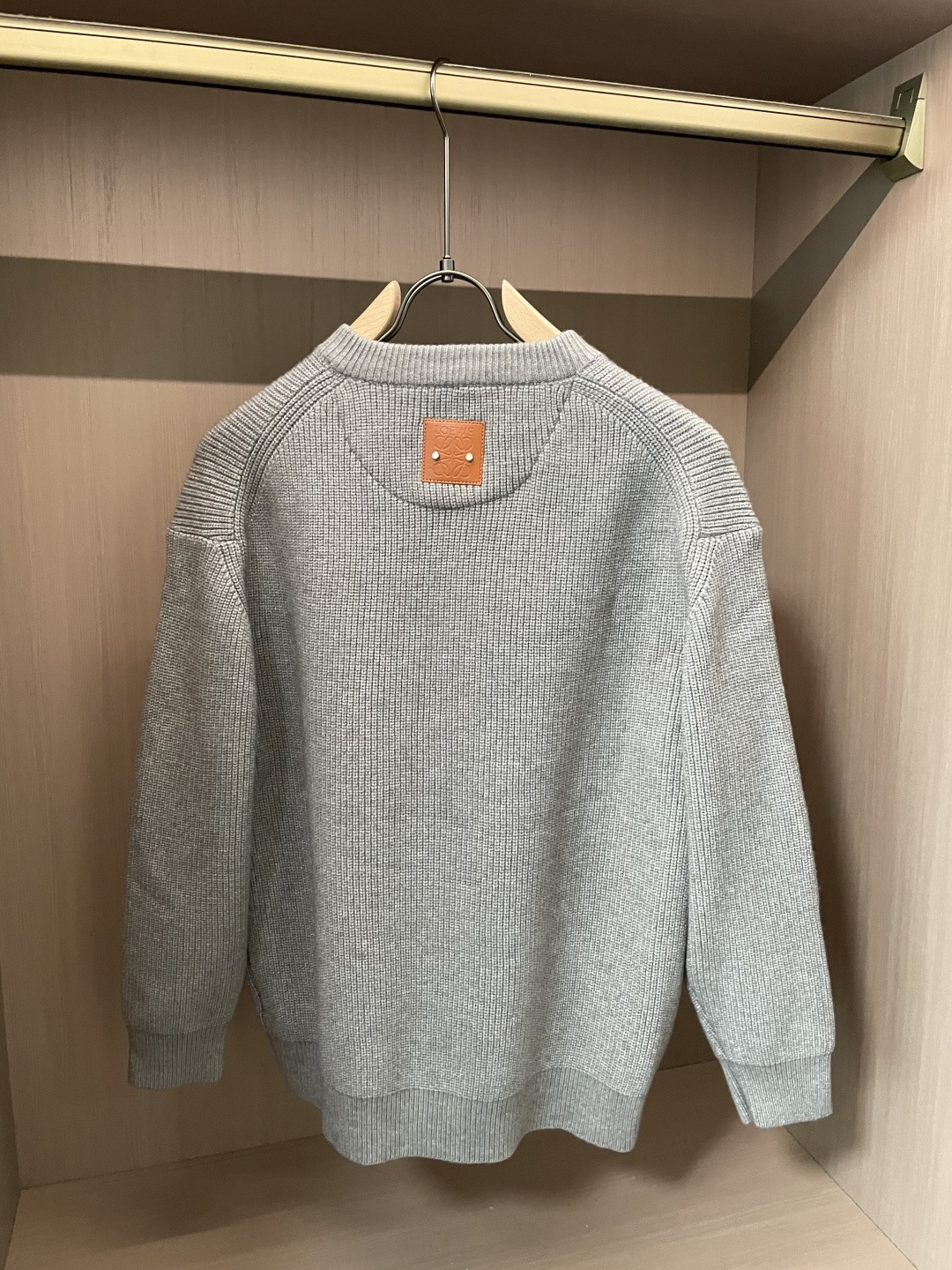 · Loewe 爆款 2025秋冬 高级定制 都市风十足 加厚款开衫毛衣。 采用进口羊毛混纺面料 柔软细