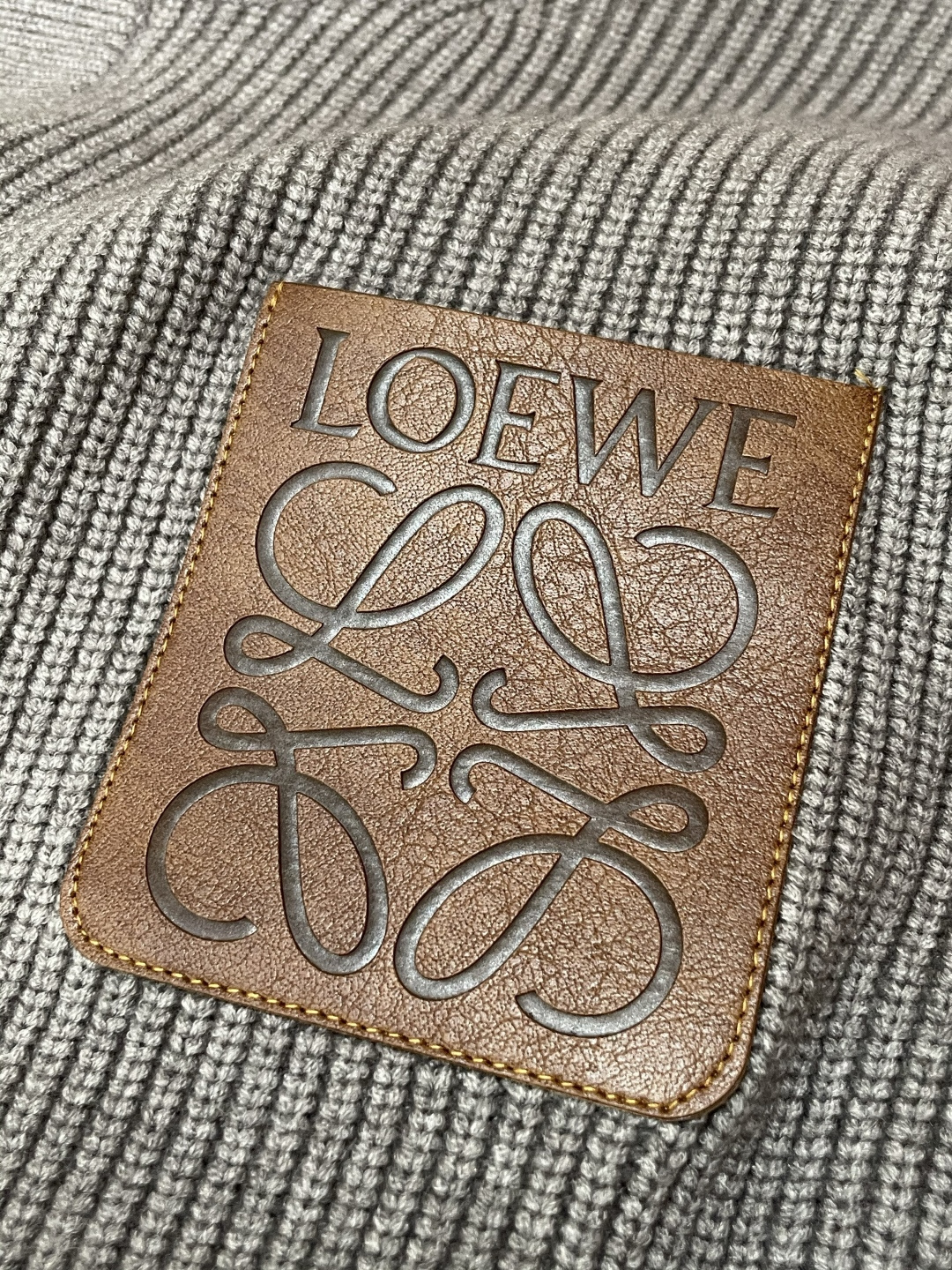 · Loewe 爆款 2025秋冬 高级定制 都市风十足 加厚款开衫毛衣。 采用进口羊毛混纺面料 柔软细