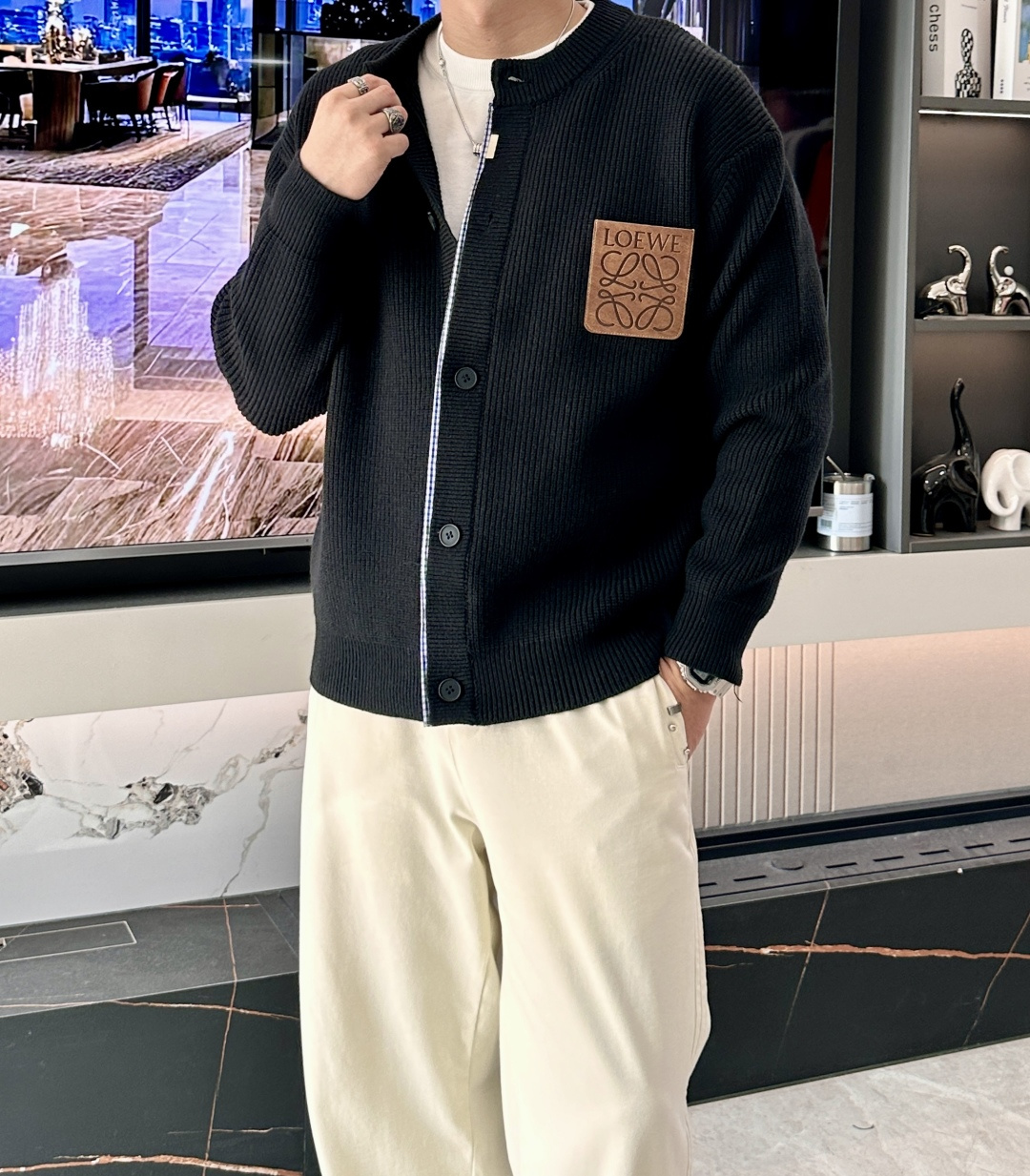 NO:610560,Loewe hot style 2025 autumn and winter, advanced customization, full of urban style, thickened cardigan sweater. Made of imported wool blended fabric, soft and delicate. Men's wardrobe is indispensable with basic models, which can be used to match various clothes anytime and anywhere to meet your daily needs. The design of the clothes is very simple, dear friends, hurry up and get it!  Size M-XXXL,,loewe,sweaters,alexander wang19860909Loewe 爆款 2025秋冬 高级定制 都市风十足 加厚款开衫毛衣. 采用进口羊毛混纺面料 柔软细腻 男人的衣柜都少不了基础款,随时随地都可以拿来搭配各种服饰 满足您日常生活需求 .衣服设计非常的简洁 , 亲们赶紧入手！ 尺码M-XXXL,,loewe,sweaters,alexander wang,Men's clothing