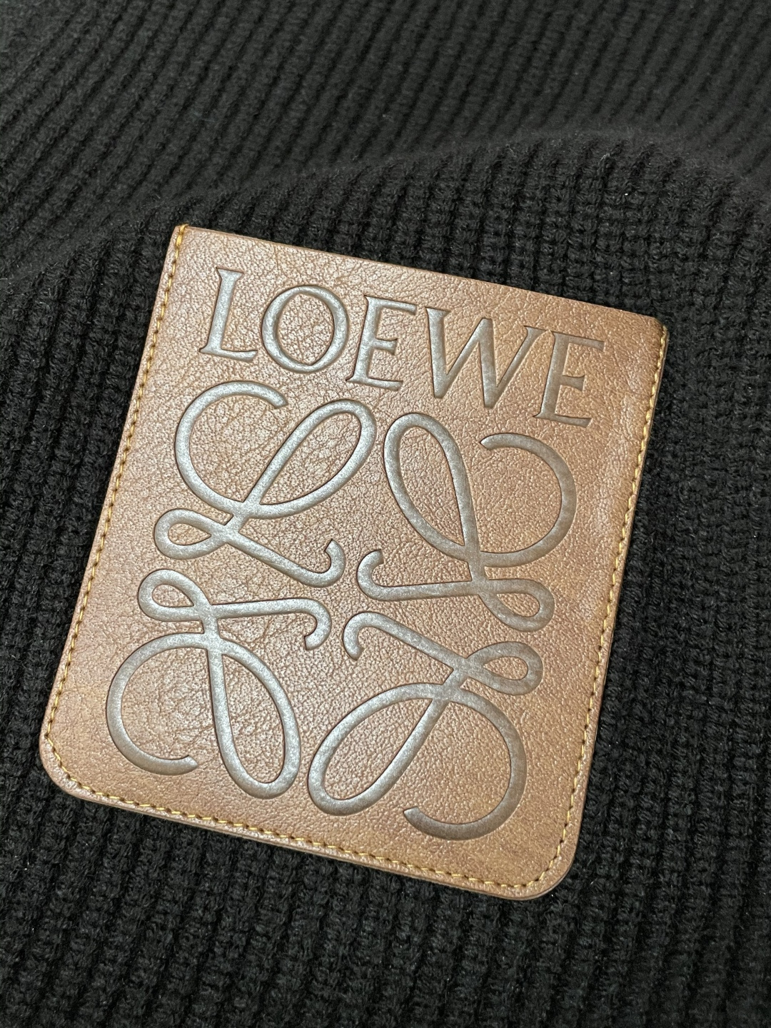 · Loewe 爆款 2025秋冬 高级定制 都市风十足 加厚款开衫毛衣。 采用进口羊毛混纺面料 柔软细