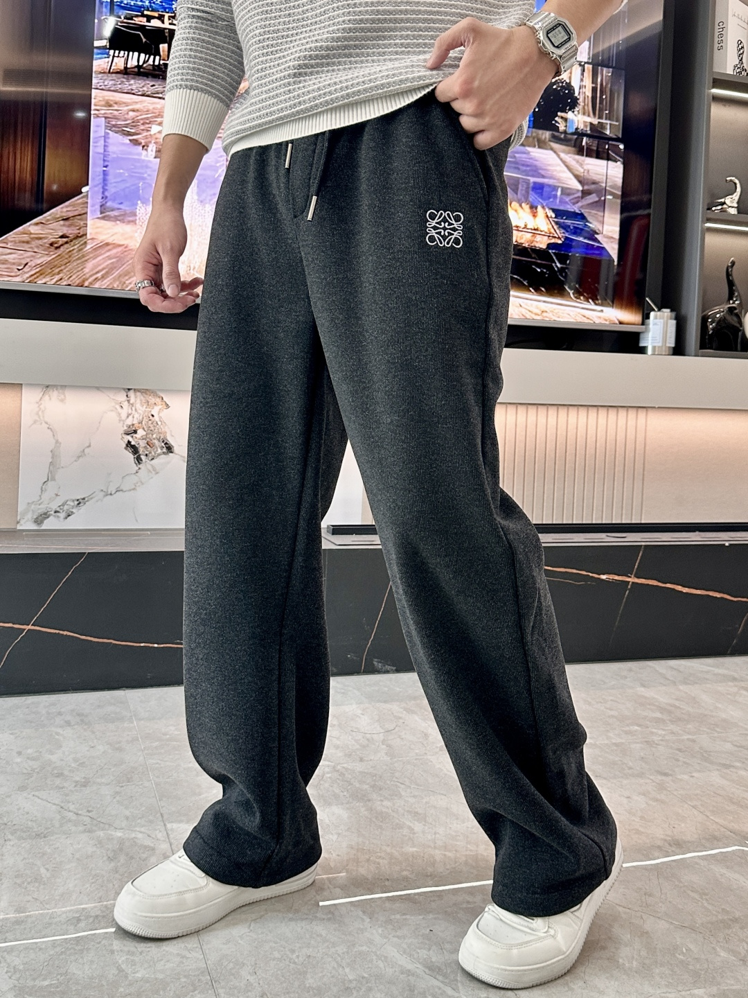 NO:610538,LOEW Loewe, 2025SS new autumn and winter fashionable casual pants, made of high-quality wool acetate fabric, warm and comfortable, finely crafted dense needle embroidery logo, creating a sense of simple lines, the version is not picky, customized hardware accessories are provided, exquisite craftsmanship, super correct version, and the upper body effect is excellent!  Size M-XXXL,,loewe,loewe,alexander wang19860909LOEW罗意威、2025SS秋冬新品时尚休闲裤,臻选优质羊毛醋酸面料打造,保暖舒适,精工密针刺绣标识,缔造简约线条感,版型不挑人,客供定制五金辅料,工艺精湛,版型超正,上身效果极佳！尺码M-XXXL,,loewe,loewe,alexander wang,Men's clothing