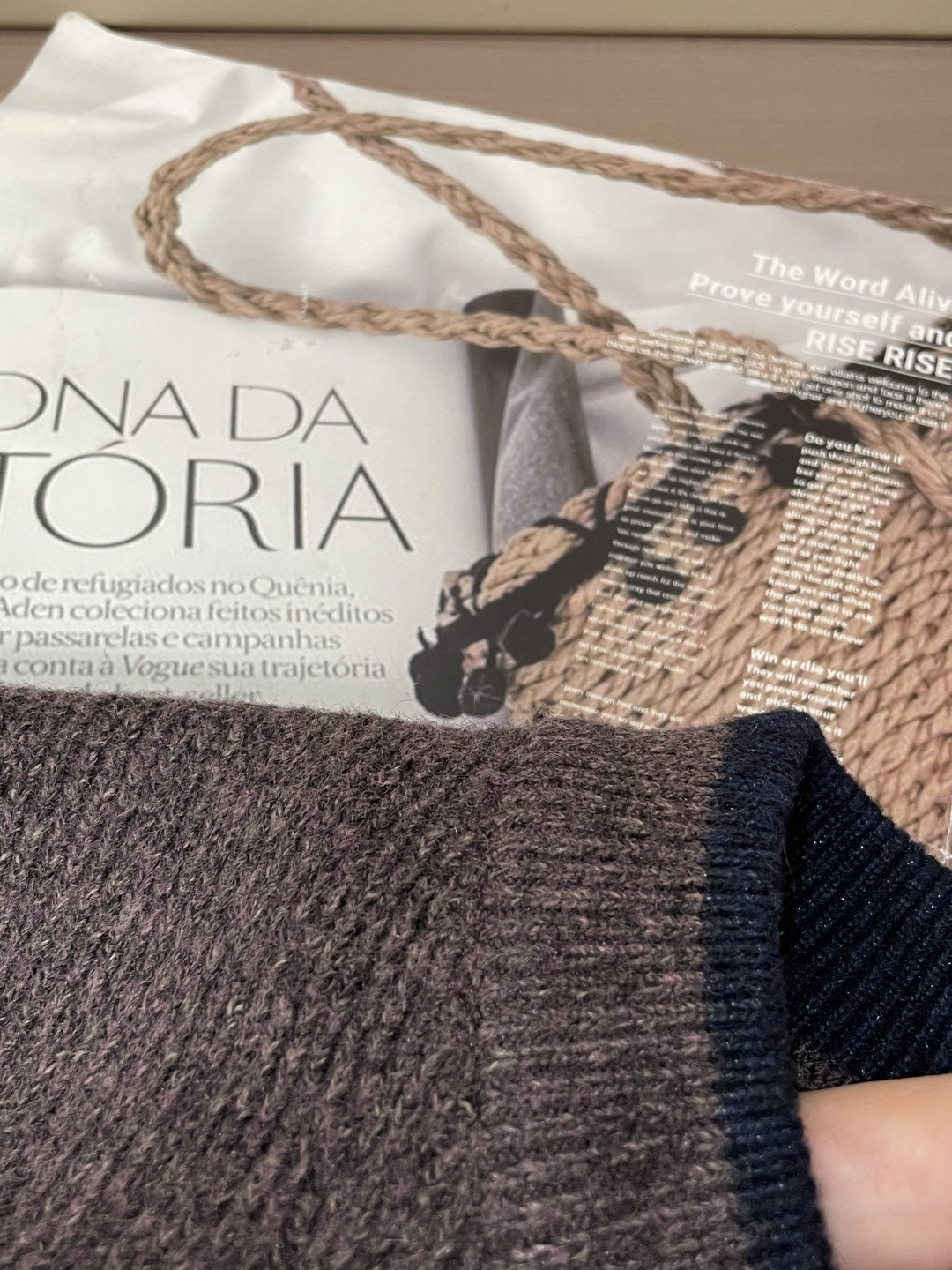 · miumiu 秋冬季毛衣！简约慵懒秋冬氛围感”低保和的色系 低调又耐看干净利落剪裁 搭配不同单品不违