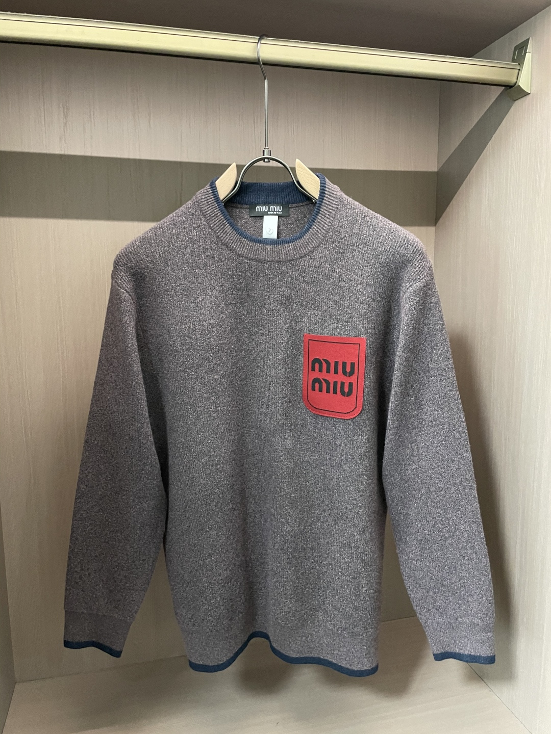 · miumiu 秋冬季毛衣！简约慵懒秋冬氛围感”低保和的色系 低调又耐看干净利落剪裁 搭配不同单品不违