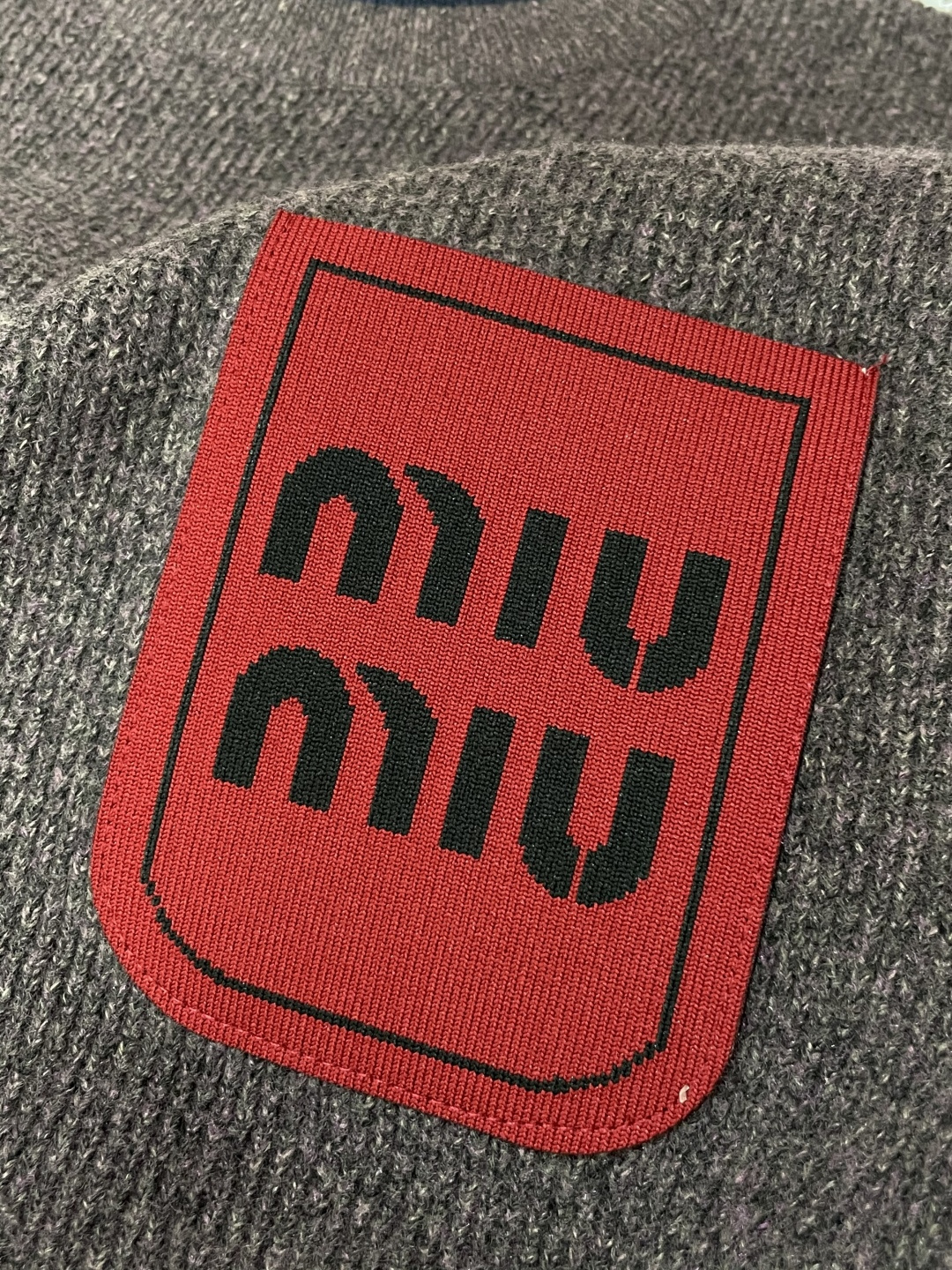 · miumiu 秋冬季毛衣！简约慵懒秋冬氛围感”低保和的色系 低调又耐看干净利落剪裁 搭配不同单品不违