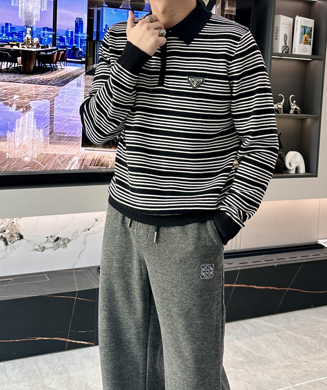 NO:657664,· Prad autumn and winter advanced customization, full of urban style, classic, simple and elegant lapel knitted sweater. Made of imported wool blended fabric, soft and delicate, a basic model that is indispensable in men's wardrobe. It can be used to match various clothes anytime and anywhere to meet your daily needs. The design of the clothes is very simple, dear friends, hurry up and get it!  Size M-XXXL,,prada,sweaters,alexander wang19860909· Prad 秋冬 高级定制 都市风十足 经典简约大气翻领针织毛衣. 采用进口羊毛混纺面料 柔软细腻 男人的衣柜都少不了基础款 随时随地都可以拿来搭配各种服饰 满足您日常生活需求 .衣服设计非常的简洁 , 亲们赶紧入手！ 尺码M-XXXL,,prada,sweaters,alexander wang,Men's clothing