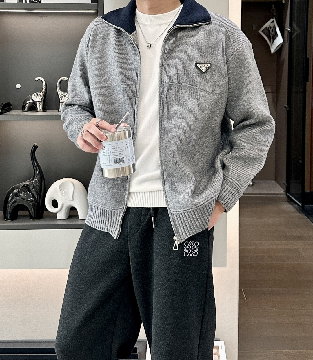 · Prad 爆款 2025秋冬 高级定制 都市风十足 加厚款开衫毛衣。 采用进口羊毛混纺面料 柔软细腻