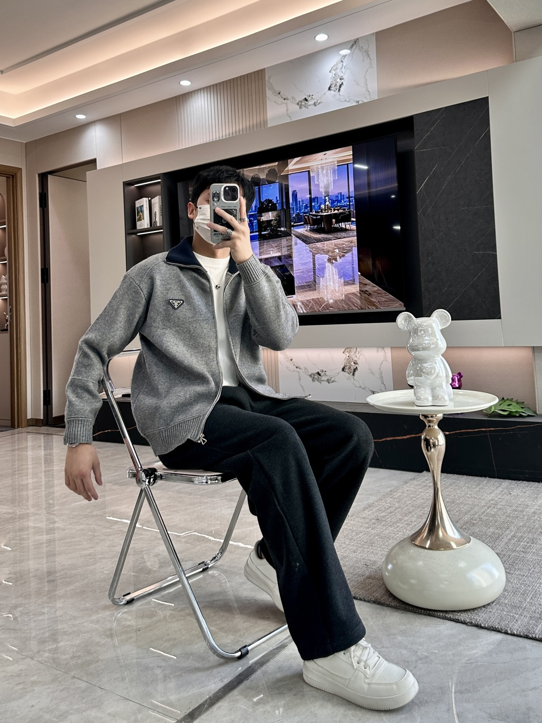 · Prad 爆款 2025秋冬 高级定制 都市风十足 加厚款开衫毛衣。 采用进口羊毛混纺面料 柔软细腻