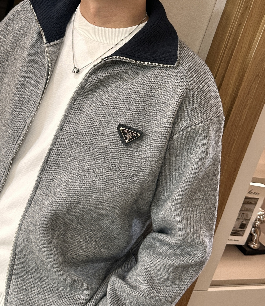 · Prad 爆款 2025秋冬 高级定制 都市风十足 加厚款开衫毛衣。 采用进口羊毛混纺面料 柔软细腻
