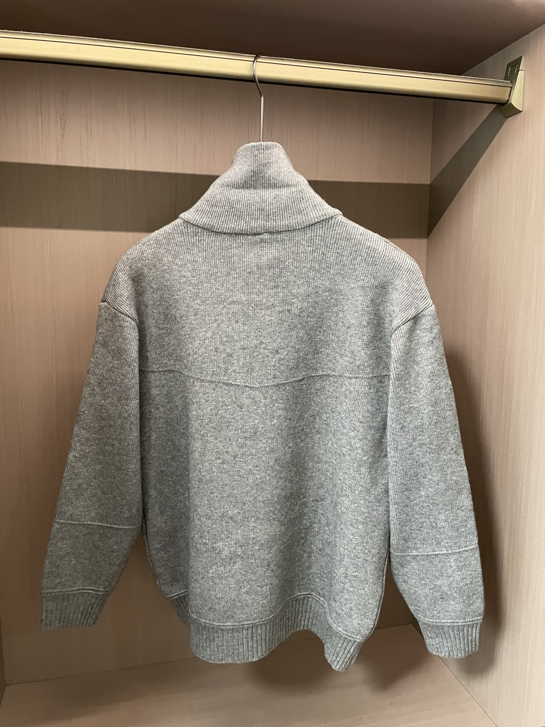 · Prad 爆款 2025秋冬 高级定制 都市风十足 加厚款开衫毛衣。 采用进口羊毛混纺面料 柔软细腻