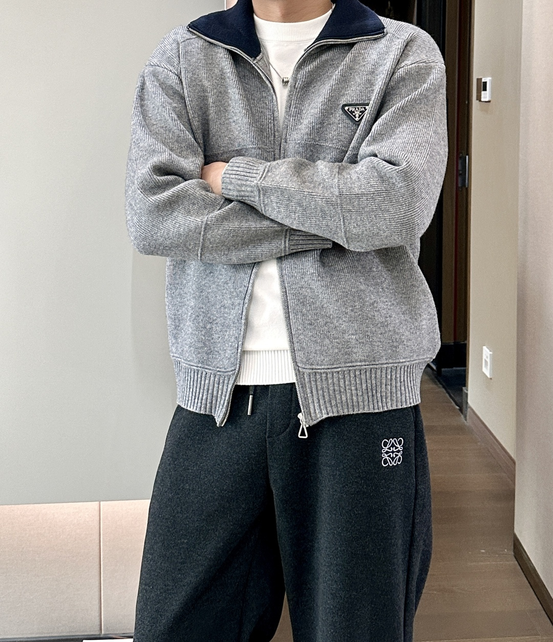 · Prad 爆款 2025秋冬 高级定制 都市风十足 加厚款开衫毛衣。 采用进口羊毛混纺面料 柔软细腻