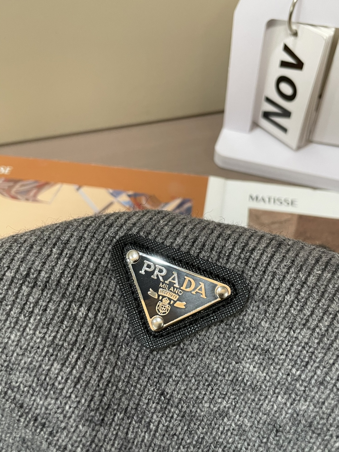 · Prad 爆款 2025秋冬 高级定制 都市风十足 加厚款开衫毛衣。 采用进口羊毛混纺面料 柔软细腻