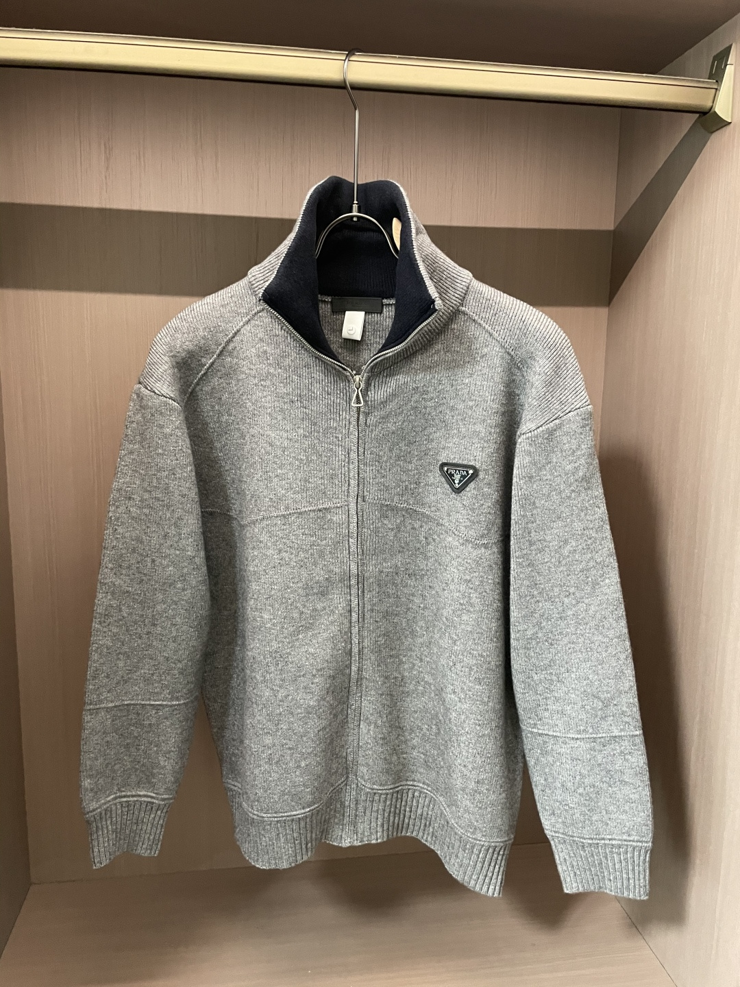 · Prad 爆款 2025秋冬 高级定制 都市风十足 加厚款开衫毛衣。 采用进口羊毛混纺面料 柔软细腻