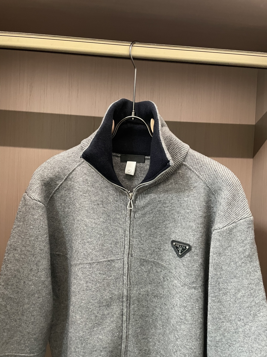 · Prad 爆款 2025秋冬 高级定制 都市风十足 加厚款开衫毛衣。 采用进口羊毛混纺面料 柔软细腻
