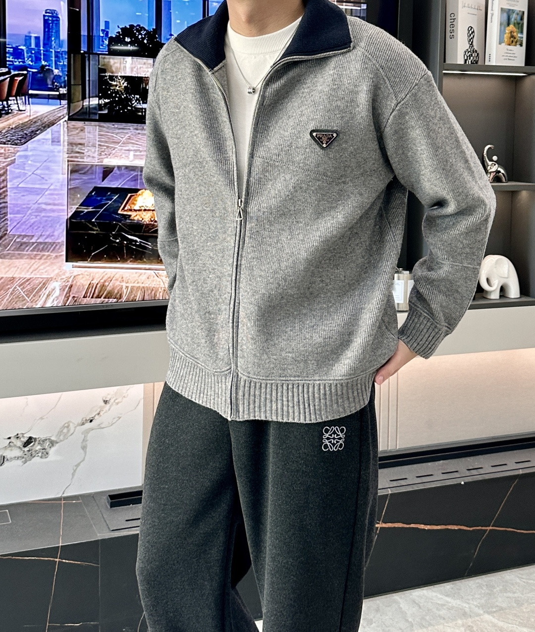· Prad 爆款 2025秋冬 高级定制 都市风十足 加厚款开衫毛衣。 采用进口羊毛混纺面料 柔软细腻