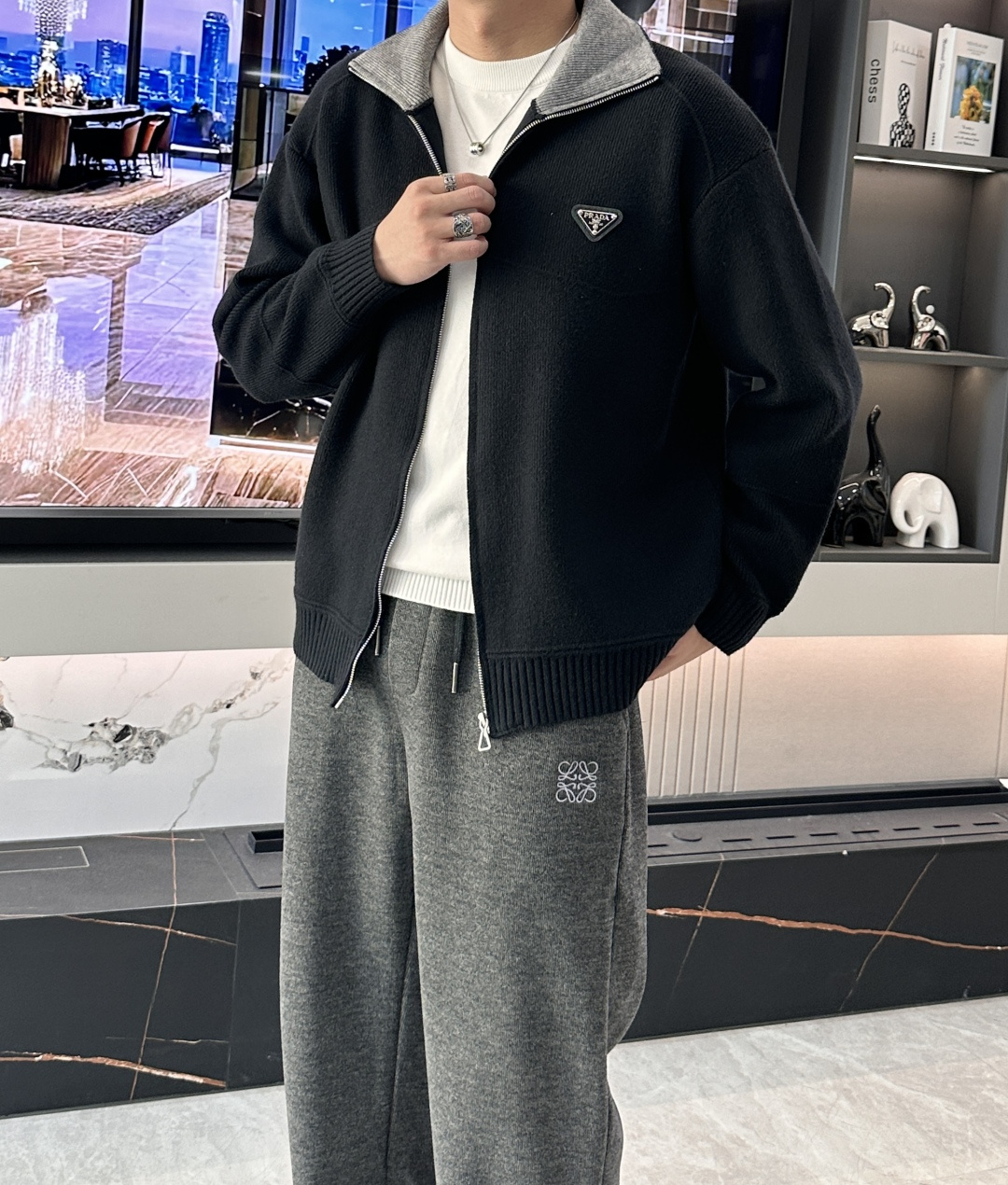 · Prad 爆款 2025秋冬 高级定制 都市风十足 加厚款开衫毛衣。 采用进口羊毛混纺面料 柔软细腻